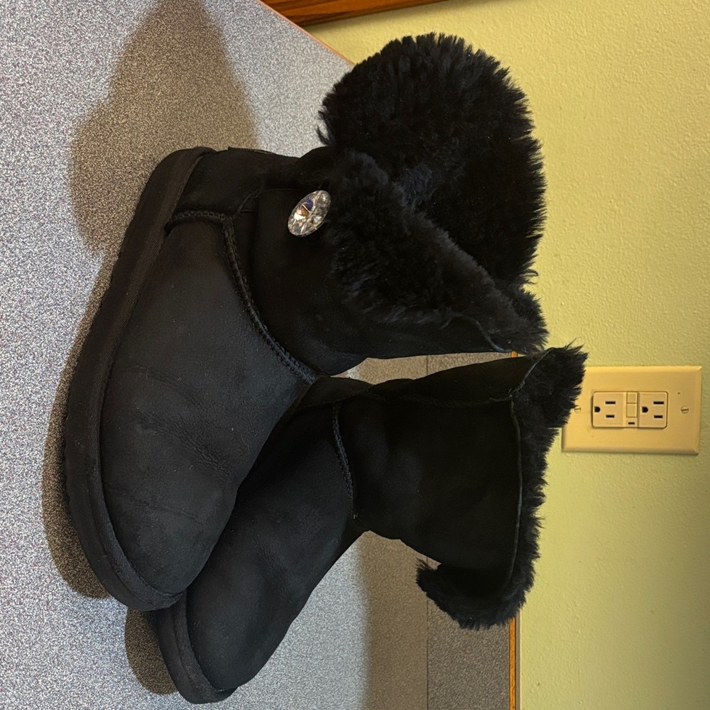 UGG mini Black Fur-Trimmed Boots with Crystal as button